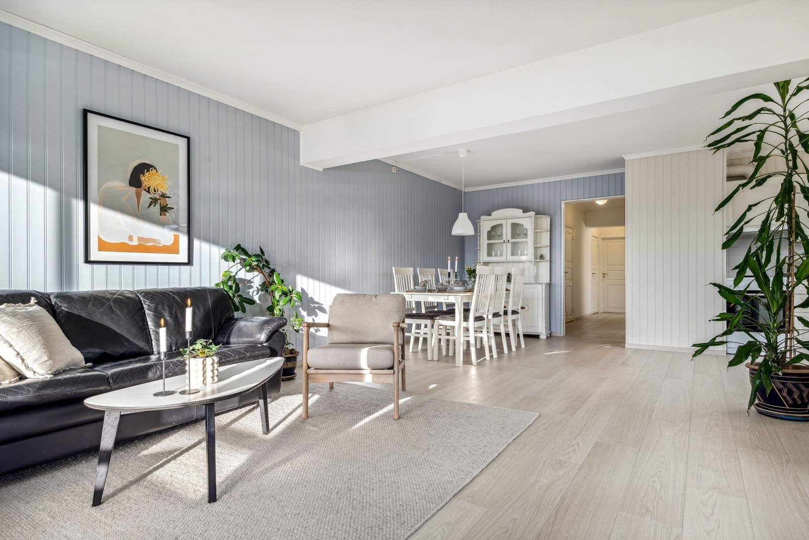 Her er det nytt laminatgulv i moderne fargevalg som harmonerer fint med rommets lyse fargetoner. Galleribilde