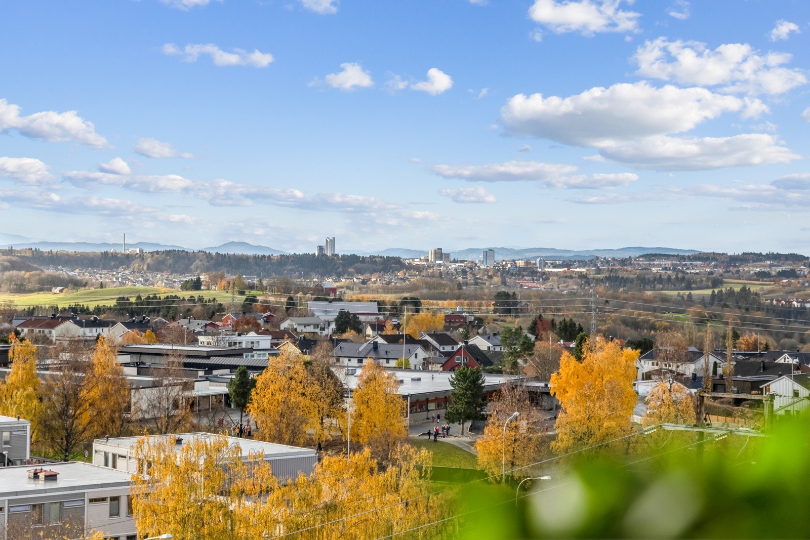 Fantastisk utsikt fra den innglassede balkongen. Galleribilde