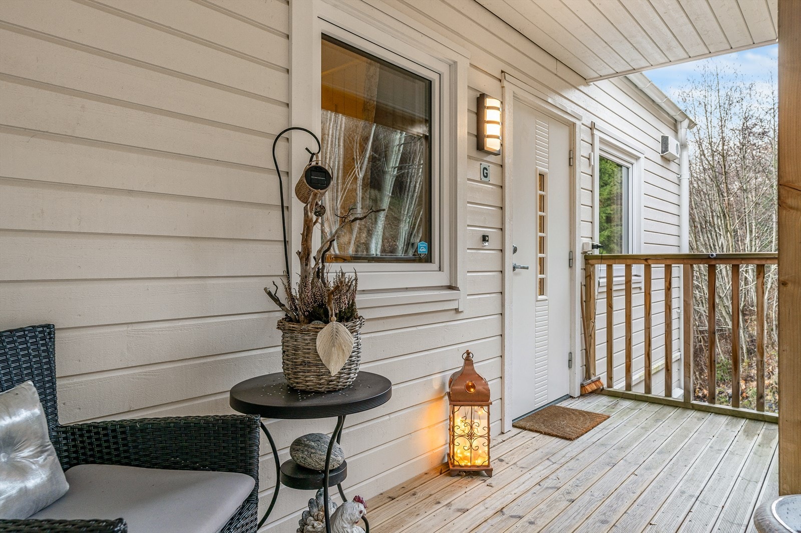 Adkomst via en utvendig svalgang og trapp opp fra bakkeplan. Galleribilde