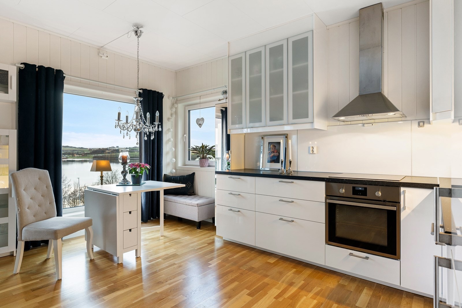 Kjøkkeninnredning med folierte skrog og glatte fronter. Integrerte hvitevarer. Galleribilde