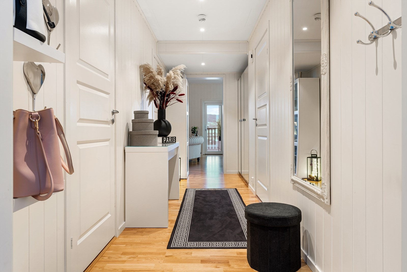 Fra inngangsparti har man soverom og bad på venstre side. På høyre side har man også et soverom med tilhørende bod. Galleribilde