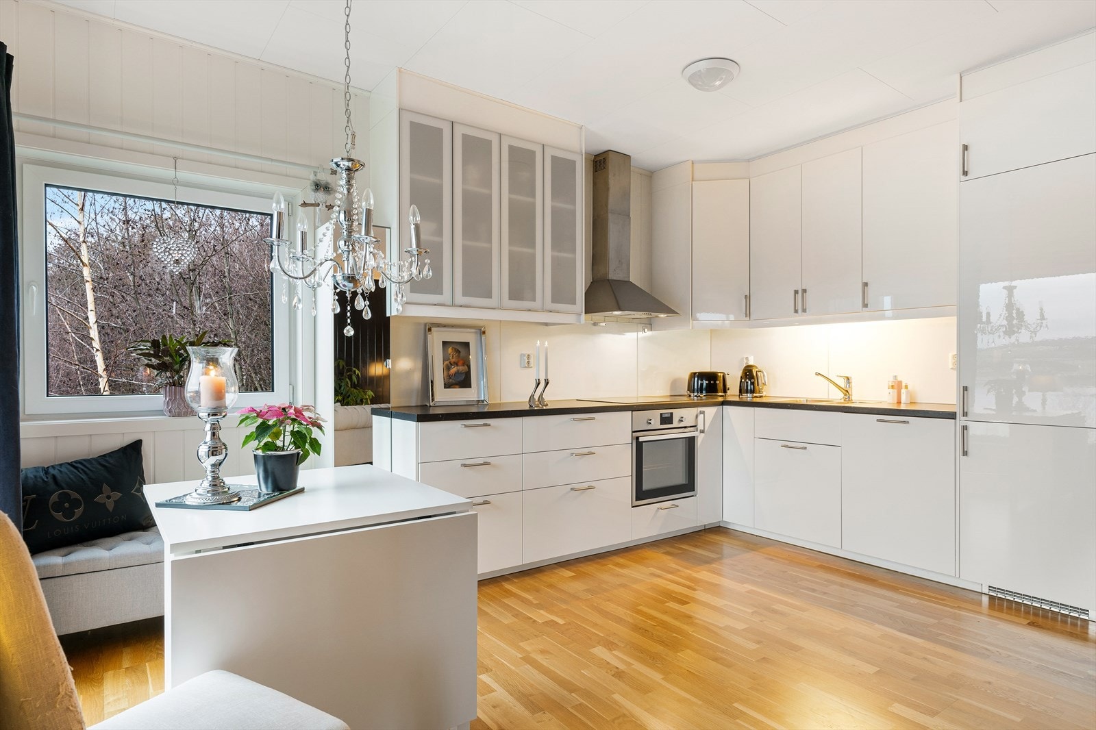 Lyst, fint og godt ivaretatt kjøkken fra byggeåret! Galleribilde