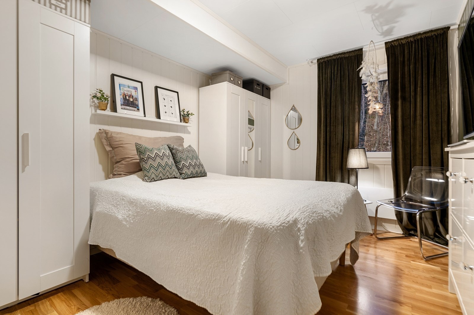 Hovedsoverommet er romslig og fint med god takhøyde. Totalt er det på 11 kvadratmeter. Galleribilde