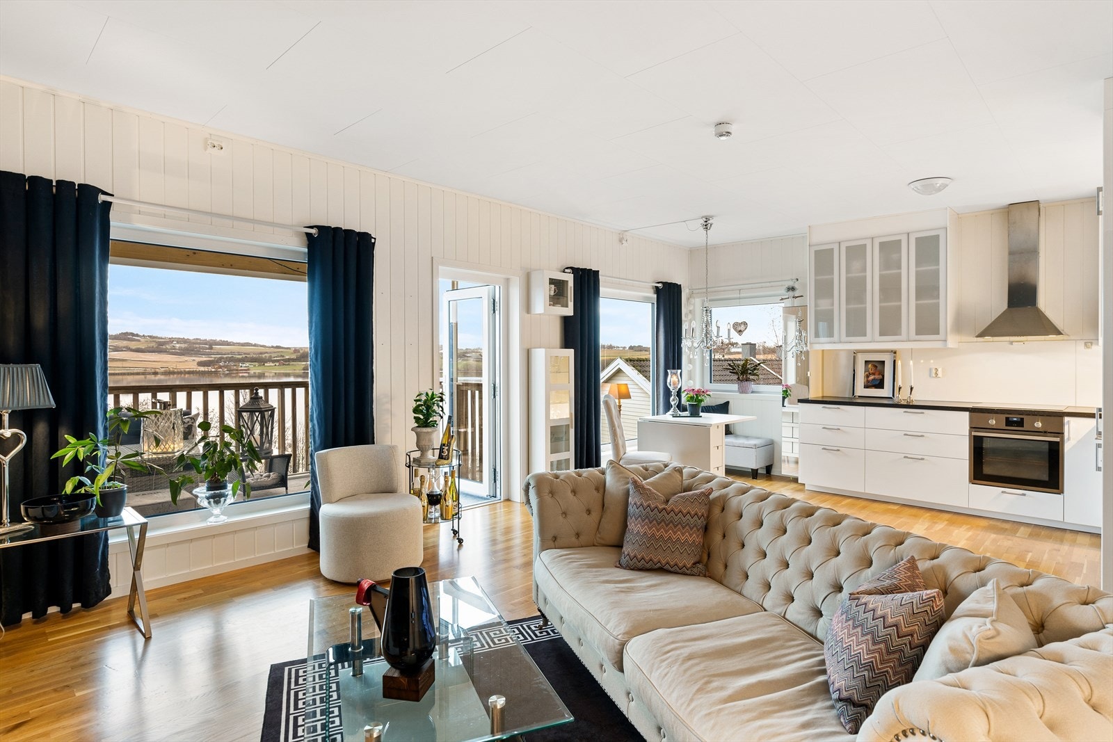 Dette er en flott og trivelig 3-roms andelsleilighet i toppetasje! Leiligheten har godt med lysinnslipp fra store vindusflater på stue/kjøkken. Galleribilde