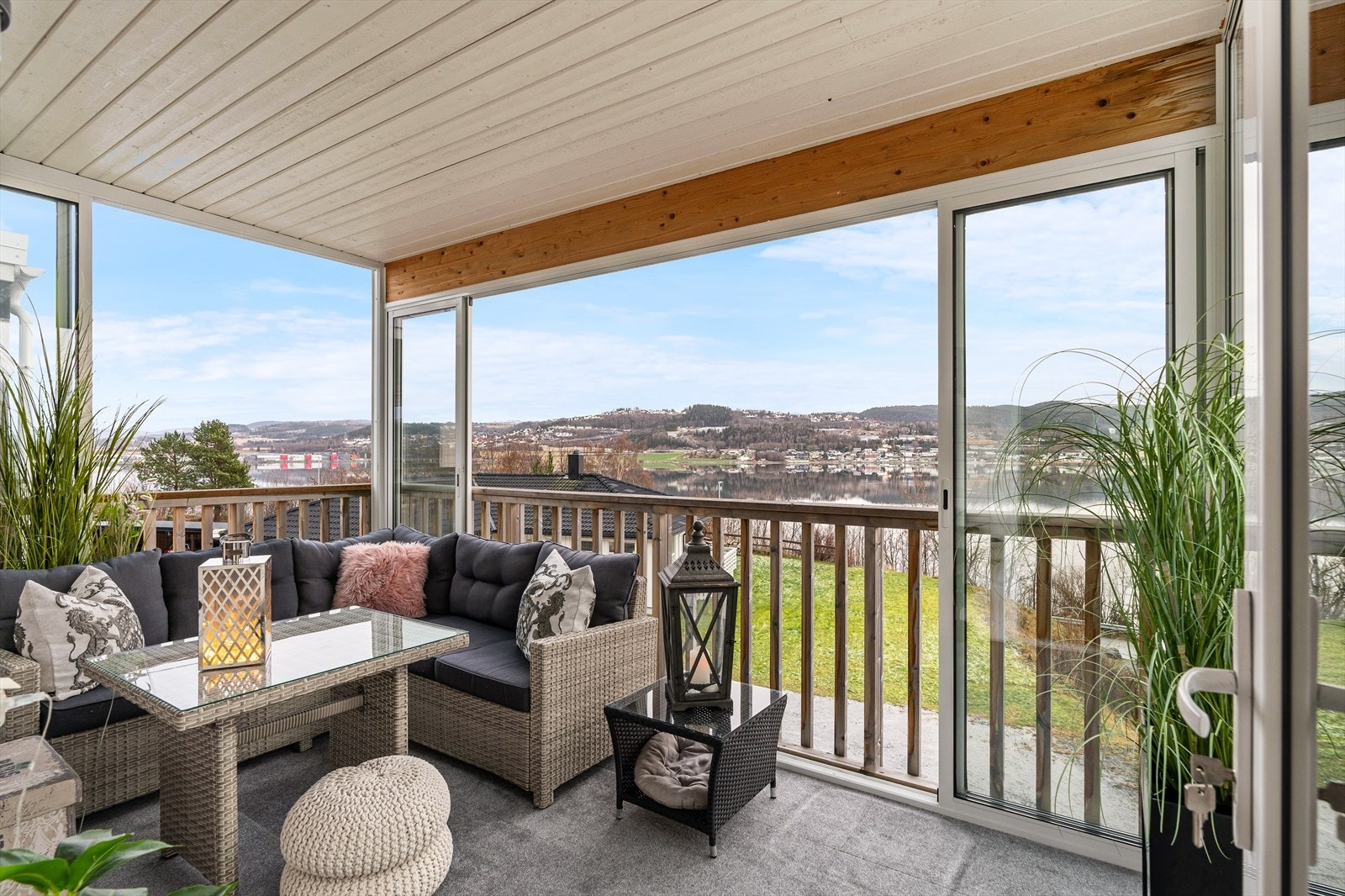 Dette er den eneste leiligheten i borettslaget som har innglassert balkong som skjermer både fra støy og trekk fra vinden. Galleribilde