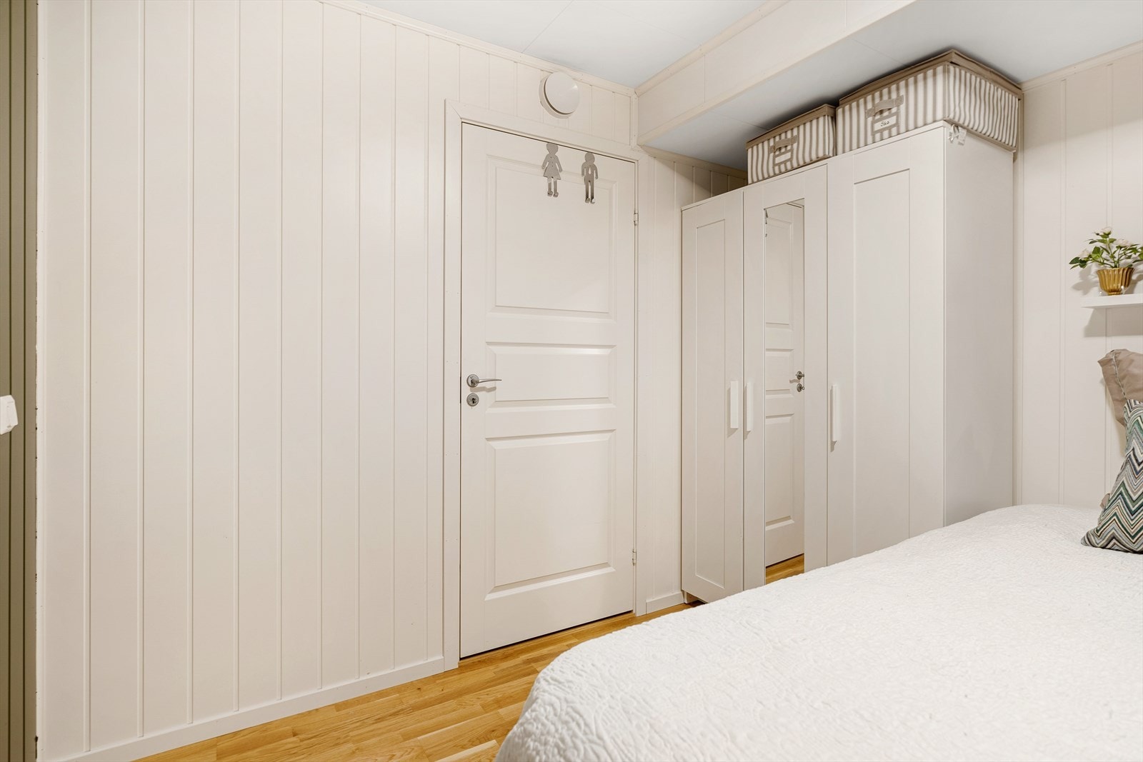 Begge soverommene har plass til garderobeskap og oppbevaring. Galleribilde