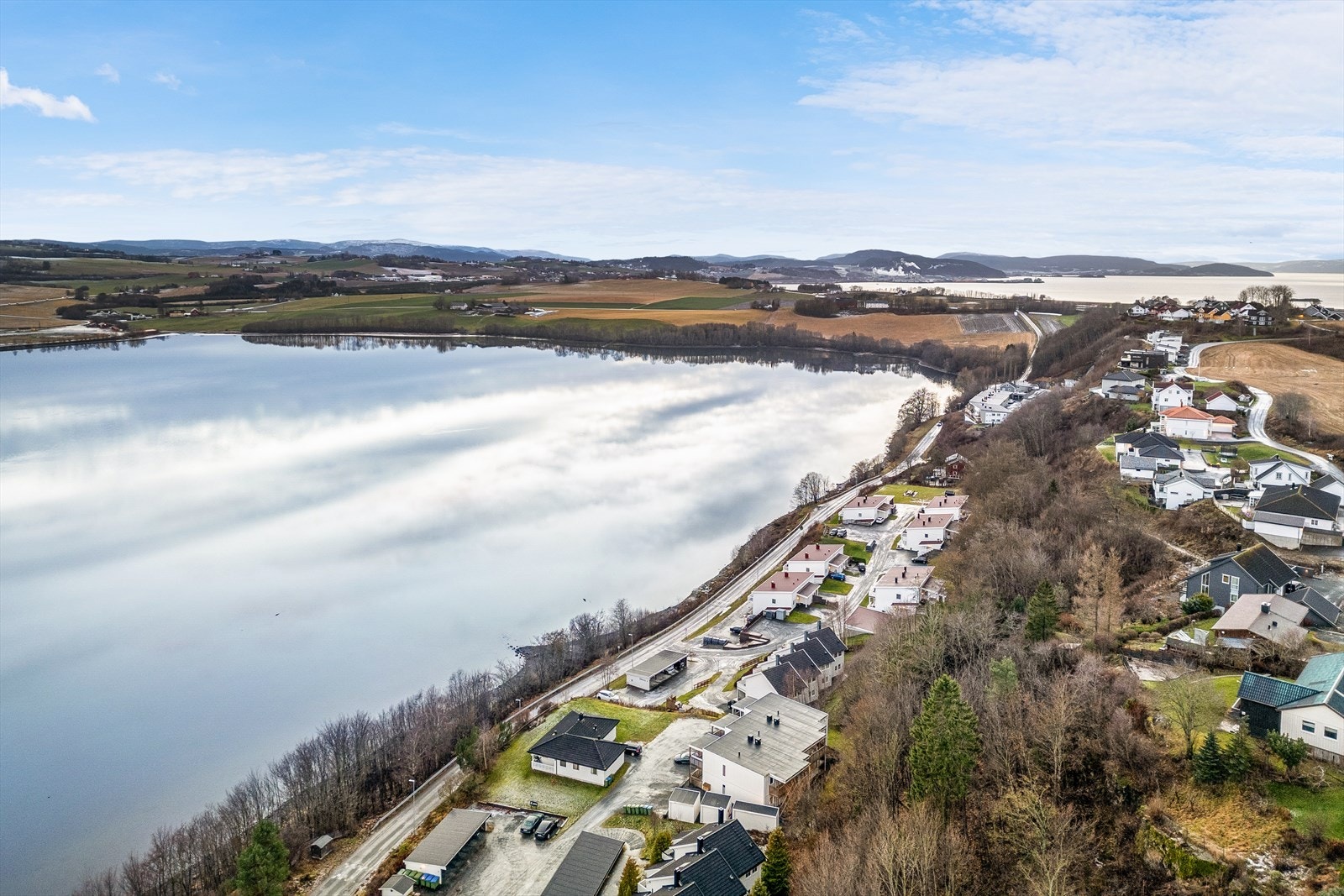 Felles badeplass rett ned fra leiligheten og turstier i umiddelbar nærhet. Galleribilde