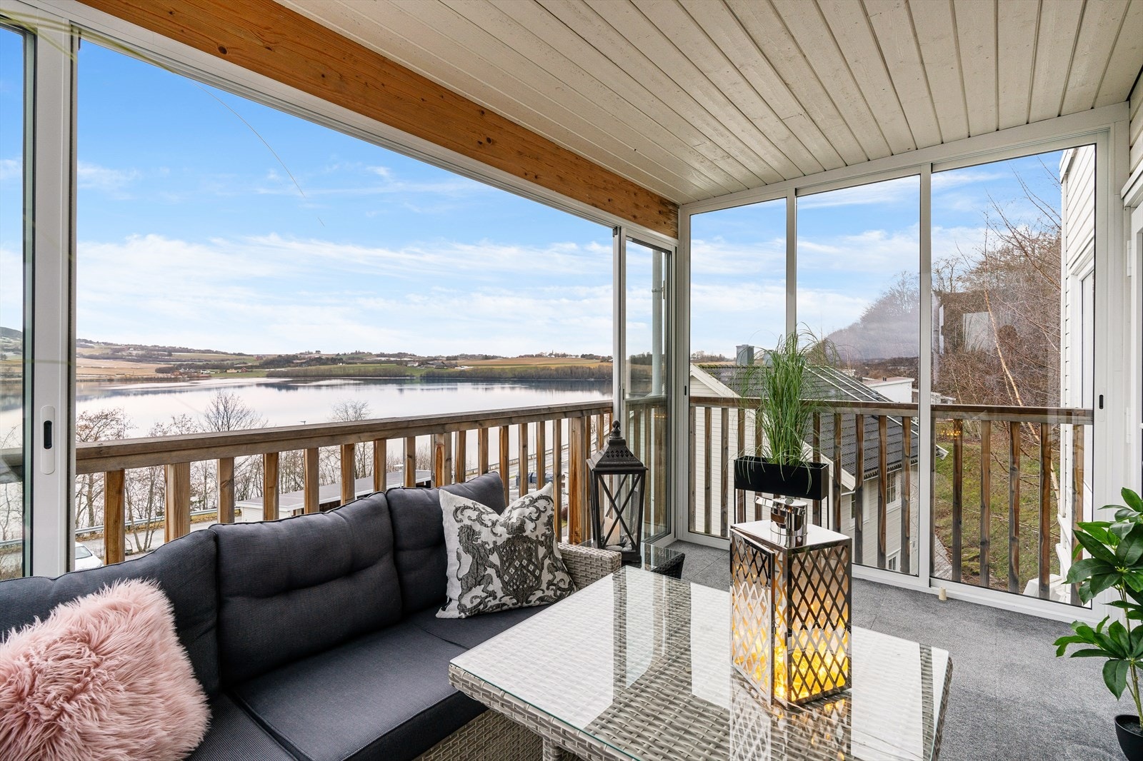 Leiligheten har en god planløsning med åpen stue/kjøkkenløsning og en innglassert balkong med fantastisk utsikt over Eidsbotn! Galleribilde