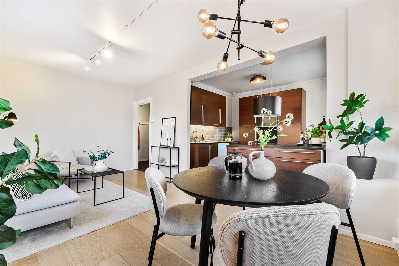 Stuen er i delvis åpen løsning med kjøkkenet og er enkel å innrede med plass til sofakrok, salongbord, mediemøblement, spisegruppe og øvrige møbler. Galleribilde