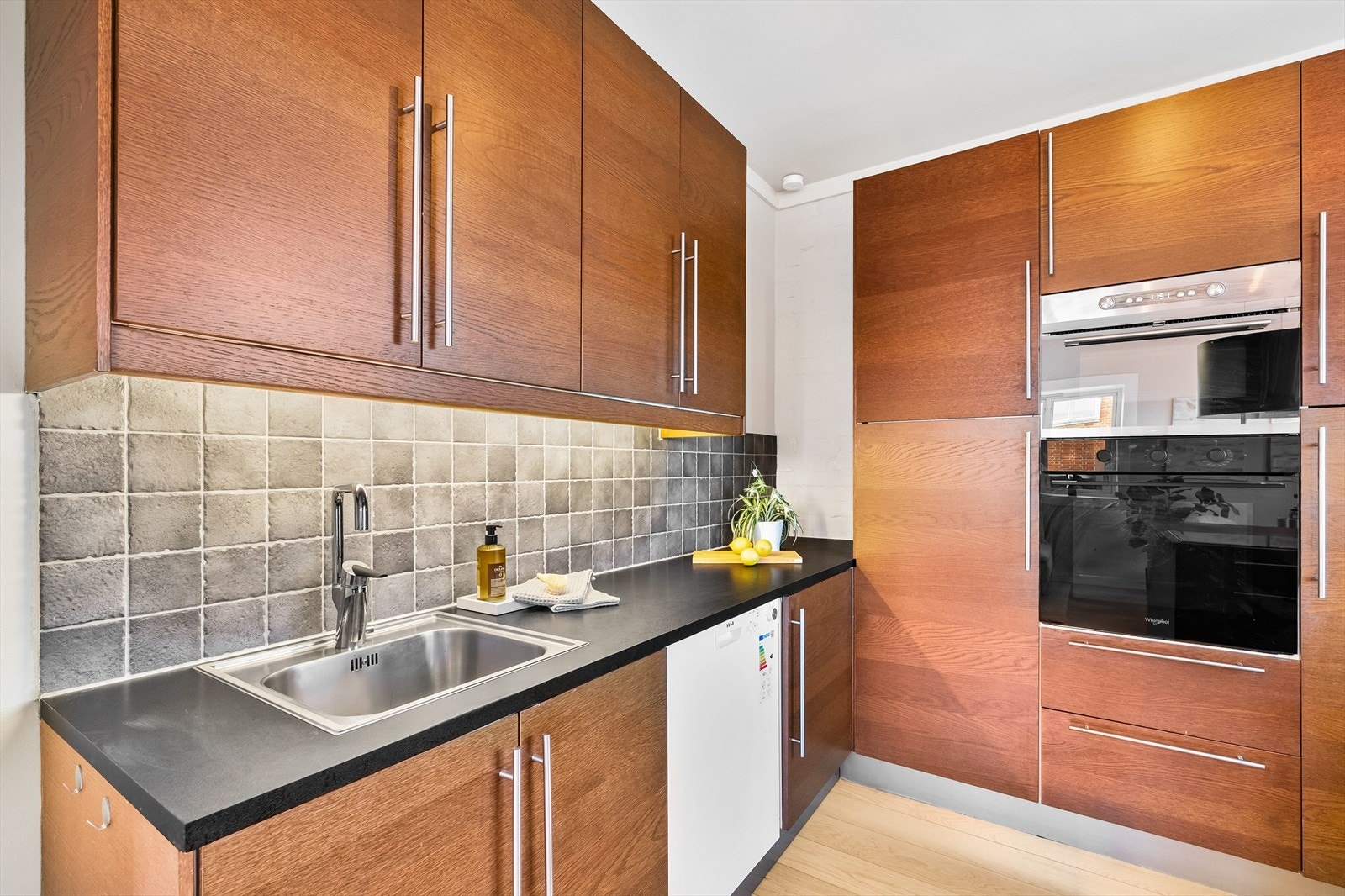 Det er integrerte hvitevarer som platetopp, stekeovn, kjøle-/fryseskap og to kjøleskuffer. I tillegg er det nisje for oppvaskmaskin. Galleribilde