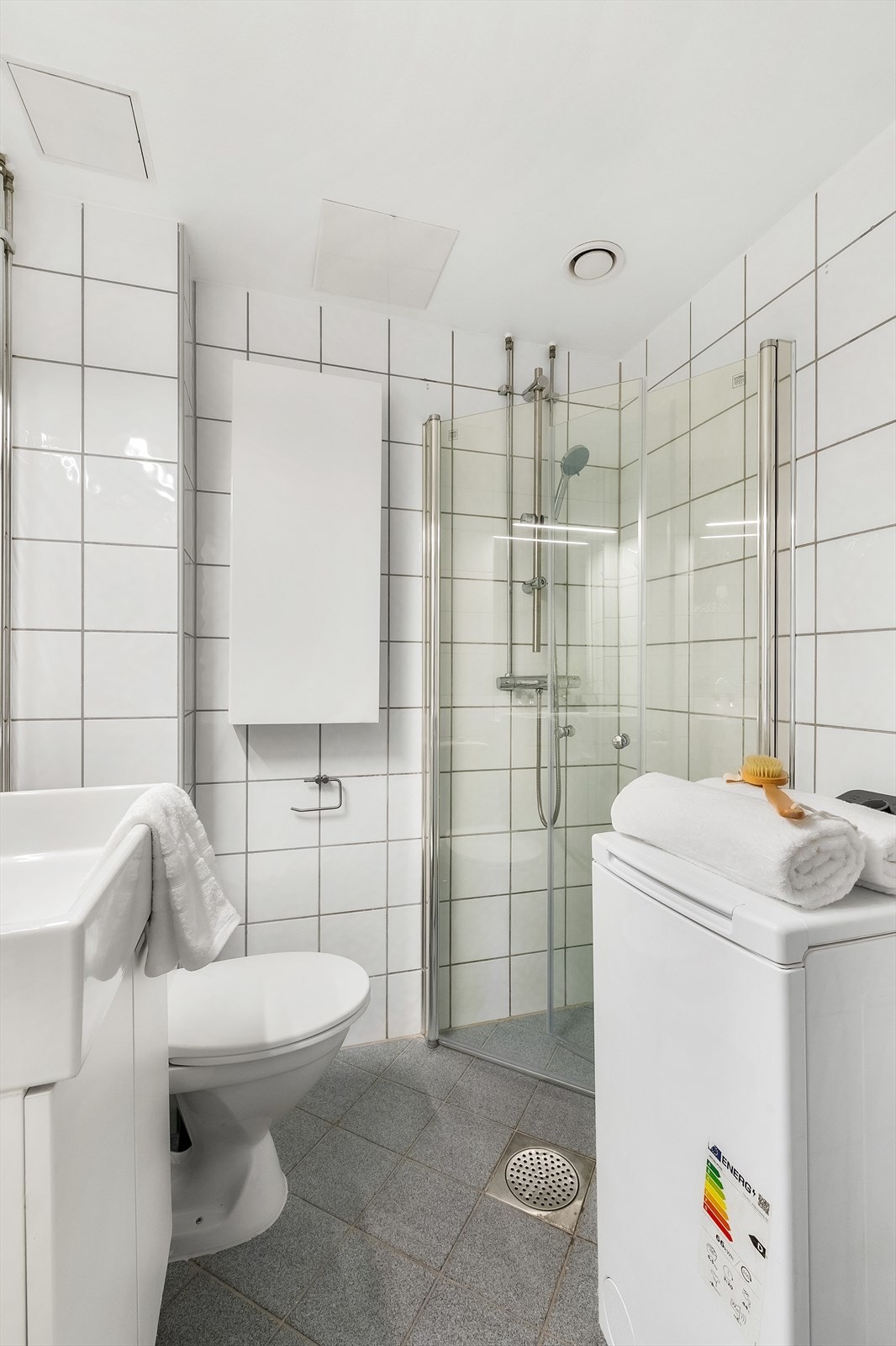 Det er opplegg for vaskemaskin og rommet har naturlig ventilering. Galleribilde