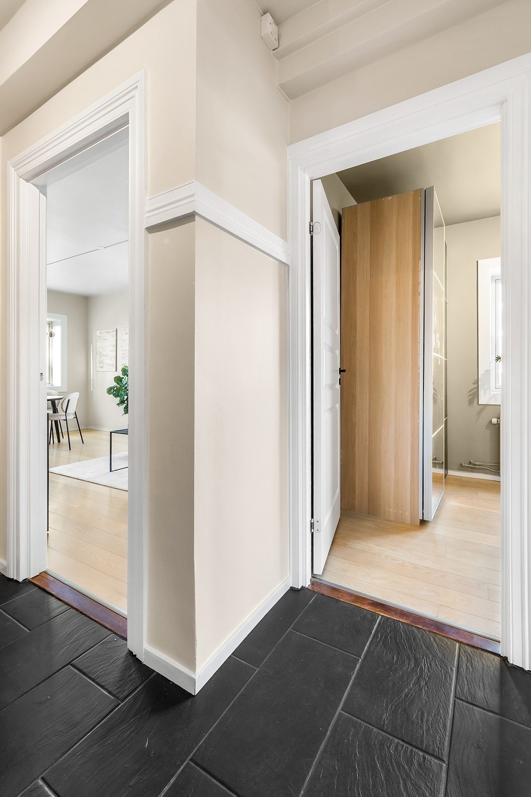 Fra entréen er det inngang til begge soverommene og bad. Galleribilde