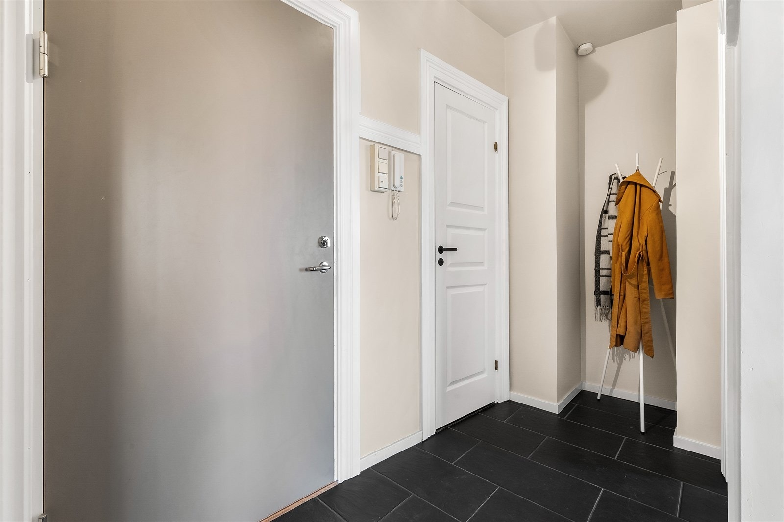 Velkommen! Her trer du inn i en romslig entré med fliser på gulv. Galleribilde