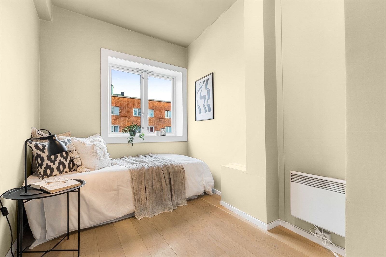 Det andre soverommet kan utnyttes etter behov og fungerer utmerket som barnerom, gjesterom, kontor eller lignende. Her er det plass til seng og tilhørende nattbord. Dette soverommet er opprinnelig et kjøkken som er blitt flyttet til tidligere soverom 2. Galleribilde