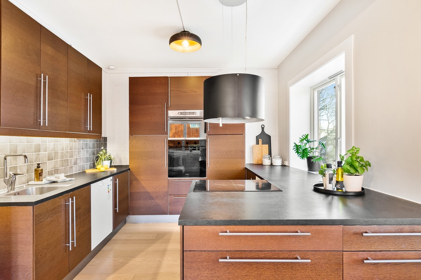 En lys og flott 3-roms selveier hjørneleilighet i byggets toppetasje. Galleribilde