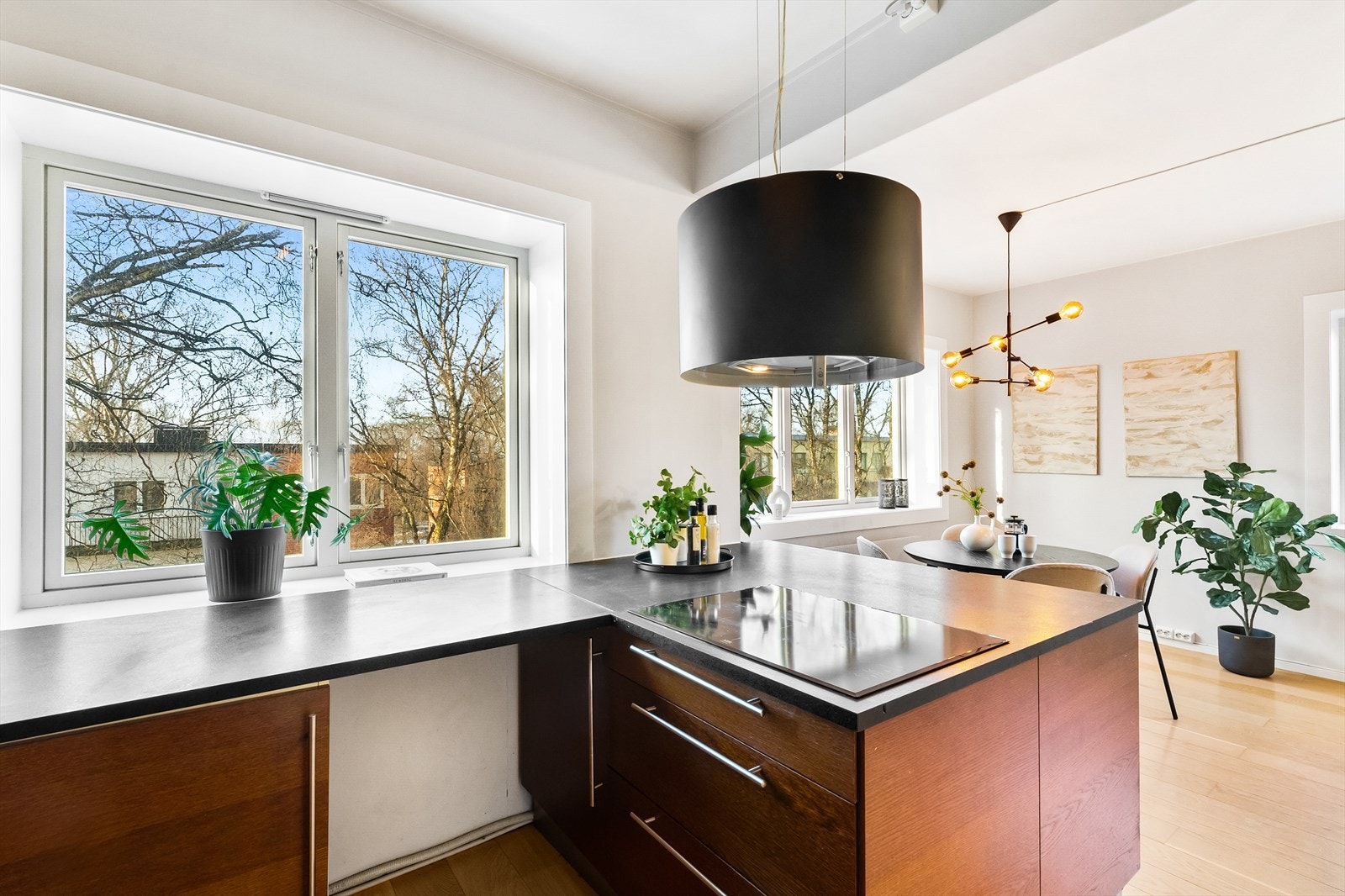 Det gjøres oppmerksom på at brannbalkong skal fjernes og erstattes med tilsvarende balkonger med en dybde på 1,2 meter. Vindu på kjøkken vil erstattes av en balkongdør. Dette vil påvirke dagens kjøkkeninnredning som må åpnes opp for å gi plass til døren. Galleribilde