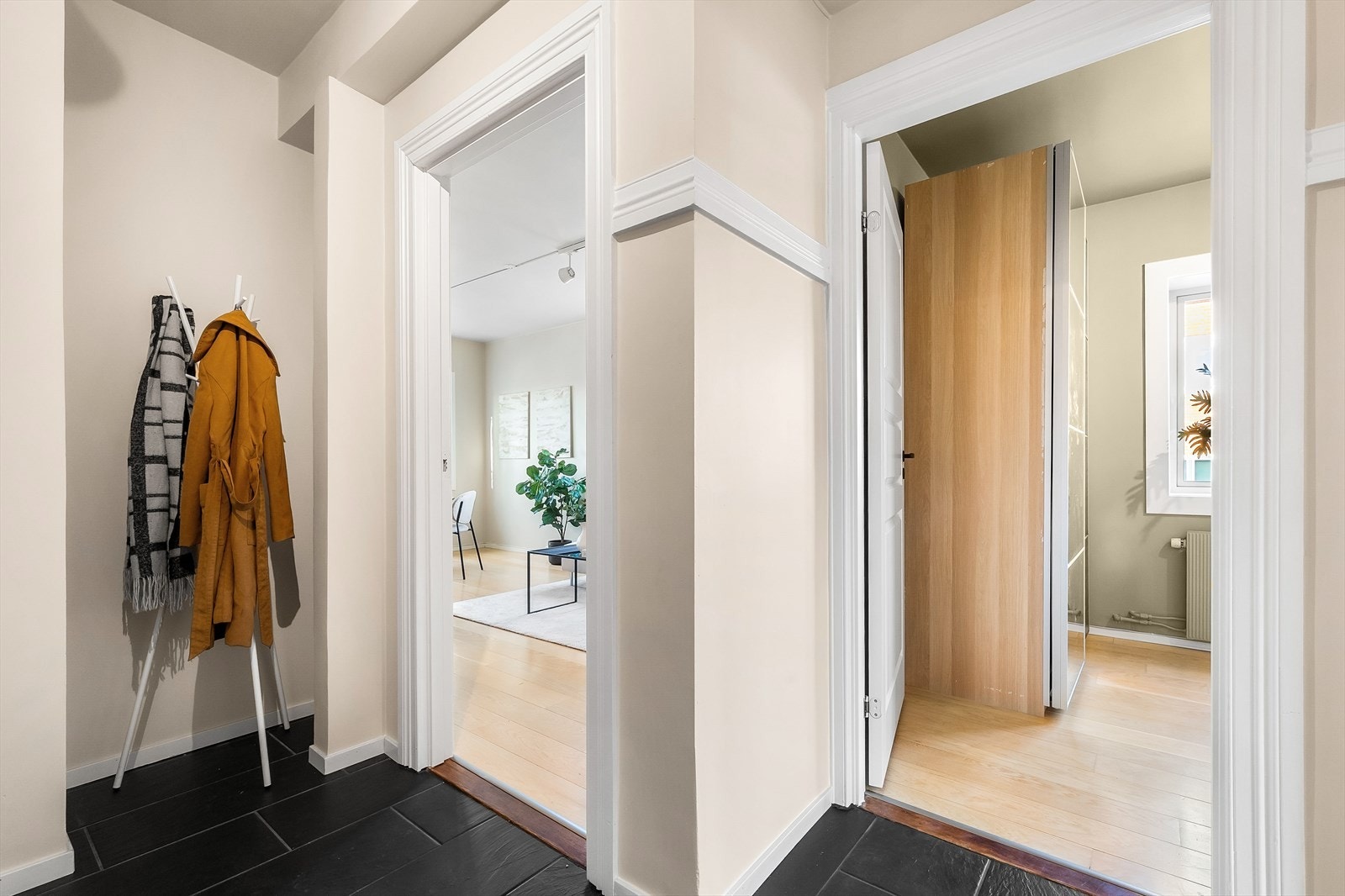 Det er plass til oppheng av yttertøy og sette fra seg sko. Galleribilde