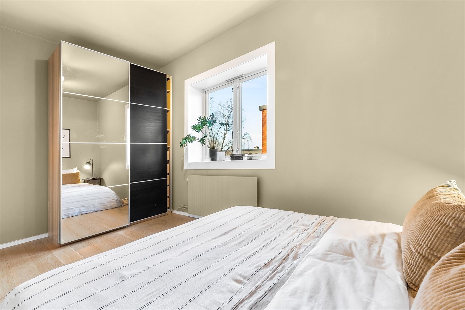 Hovedsoverommet er av god størrelse med plass til dobbeltseng, tilhørende nattbord og garderobeskap. Galleribilde