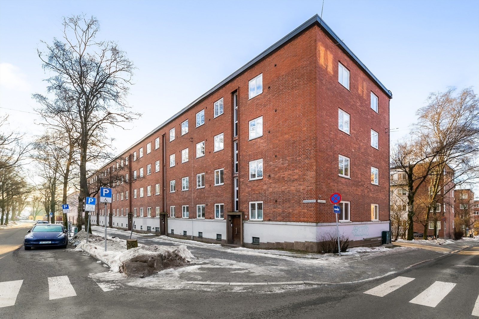 Leiligheten har en sentral og attraktiv beliggende på Sinsen, og sameiet har en pent opparbeidet felles tomt med plen og beplantning. Galleribilde