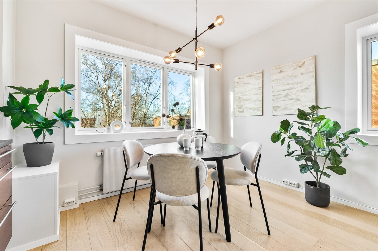 De store vindusflatene fra flere sider slipper inn rikelig med naturlig lys til rommet, noe som bidrar til en god atmosfære. Galleribilde