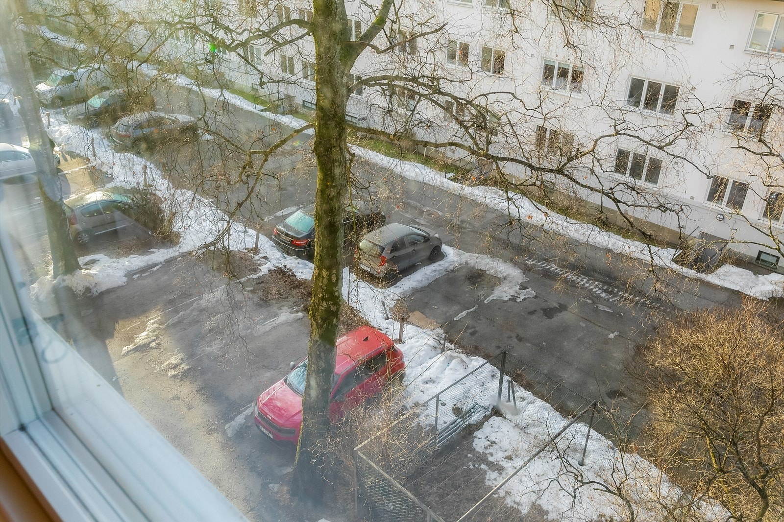 Sameiet har 22 parkeringsplasser til leie. Parkeringsplasser følger ikke boligen ved salg. Plass tildeles av styret. Galleribilde