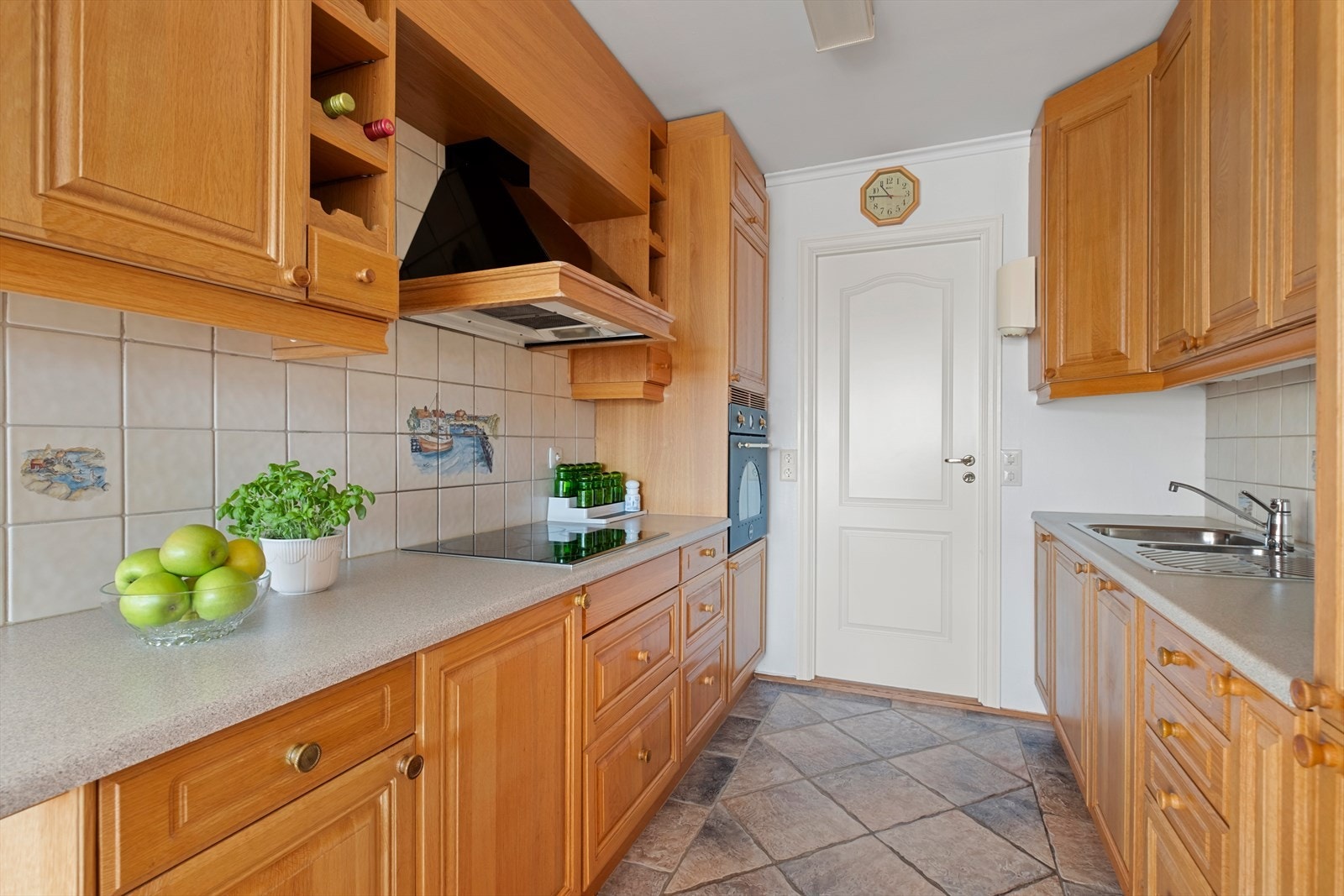 Kjøkkenet er utstyrt med integrert kjøl/frys, oppvaskmaskin, platetopp og komfyr. Galleribilde