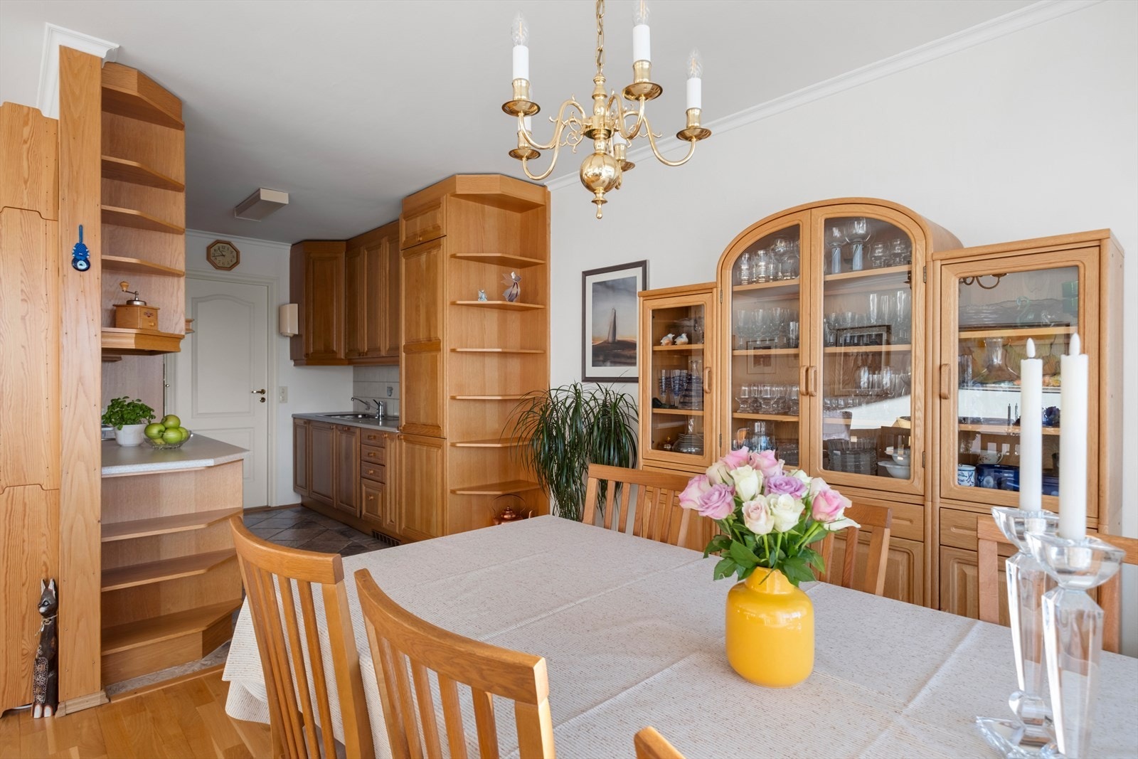 Åpen stue/kjøkken løsning med spiseplass. Galleribilde