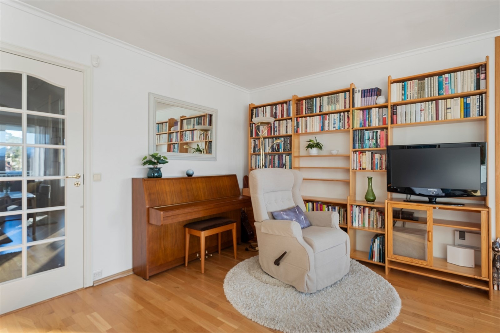 Kosekrok på stue. Galleribilde