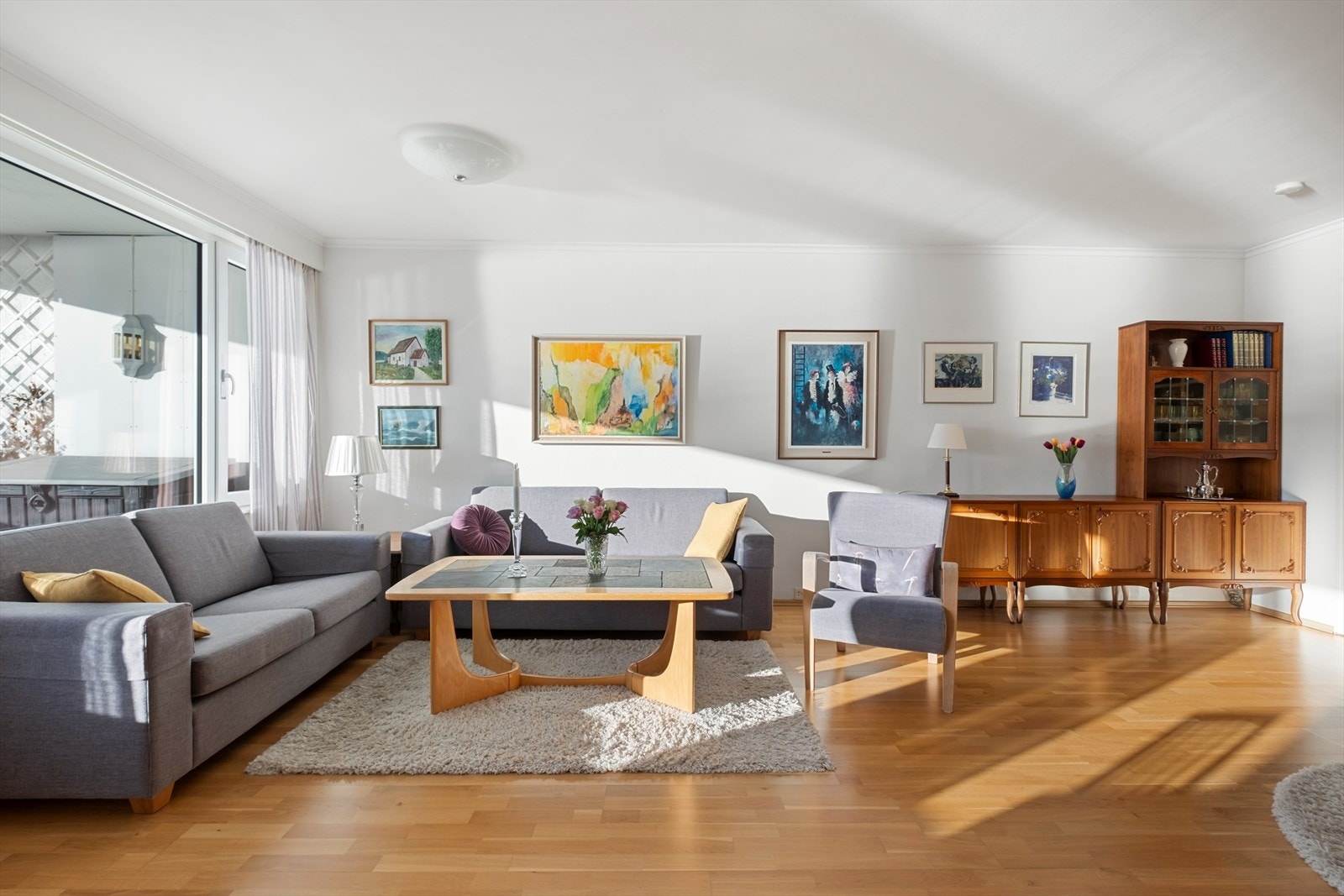 God plass til sofagruppe på stue. Galleribilde