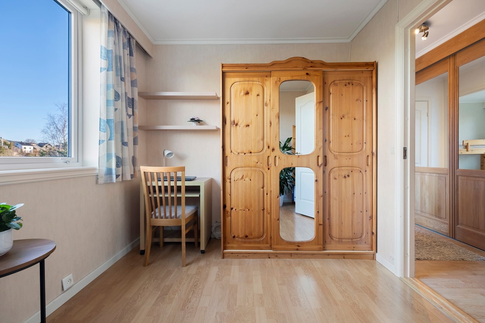 Soverom II - Romslig soverom med muligheter for mye oppbevaring. Galleribilde