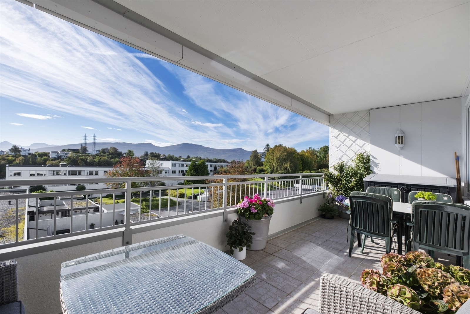 God plass til to sittegrupper på den romslige balkongen. Galleribilde