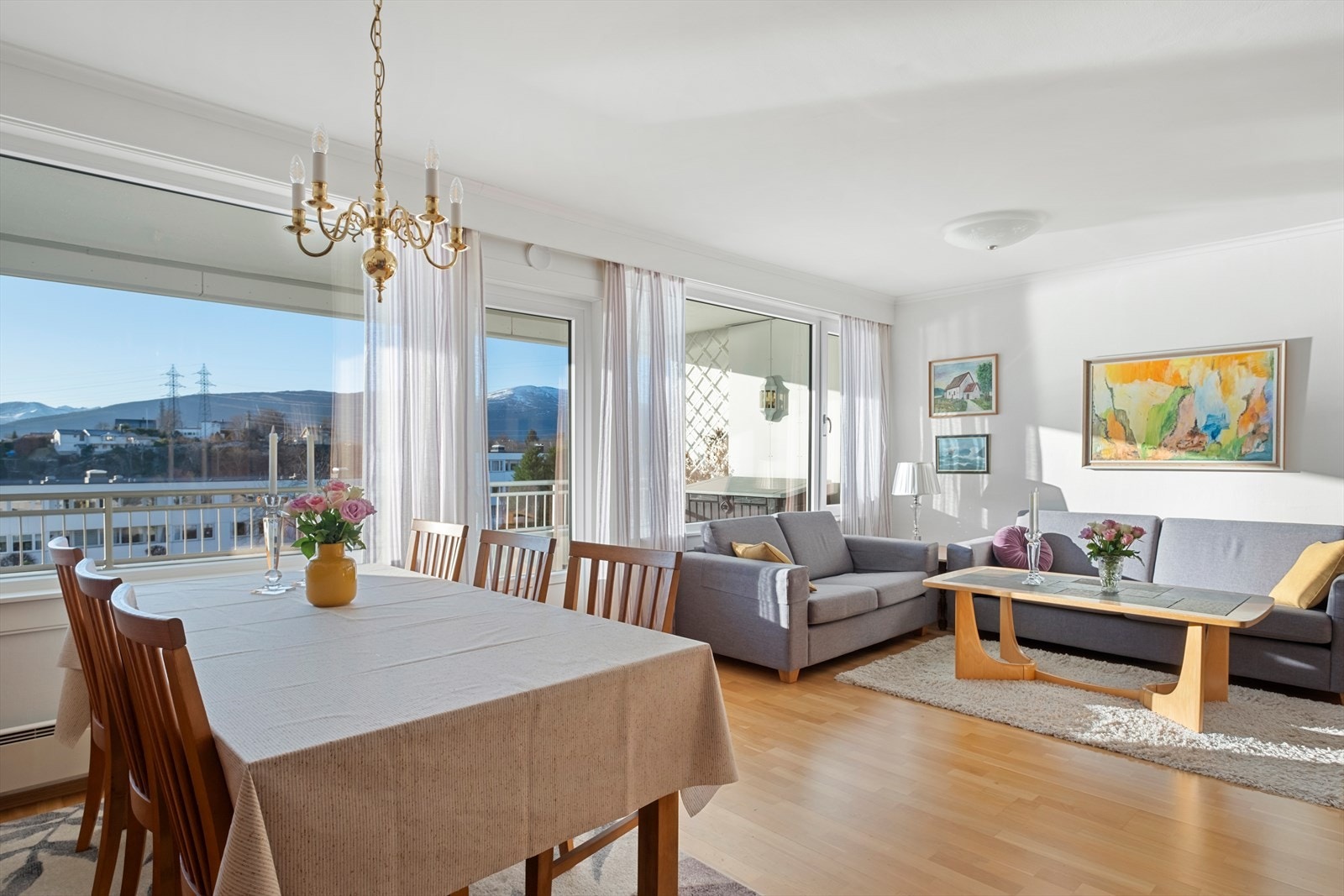 Spiseplassen har masse naturlys fra de store vinduene. Galleribilde