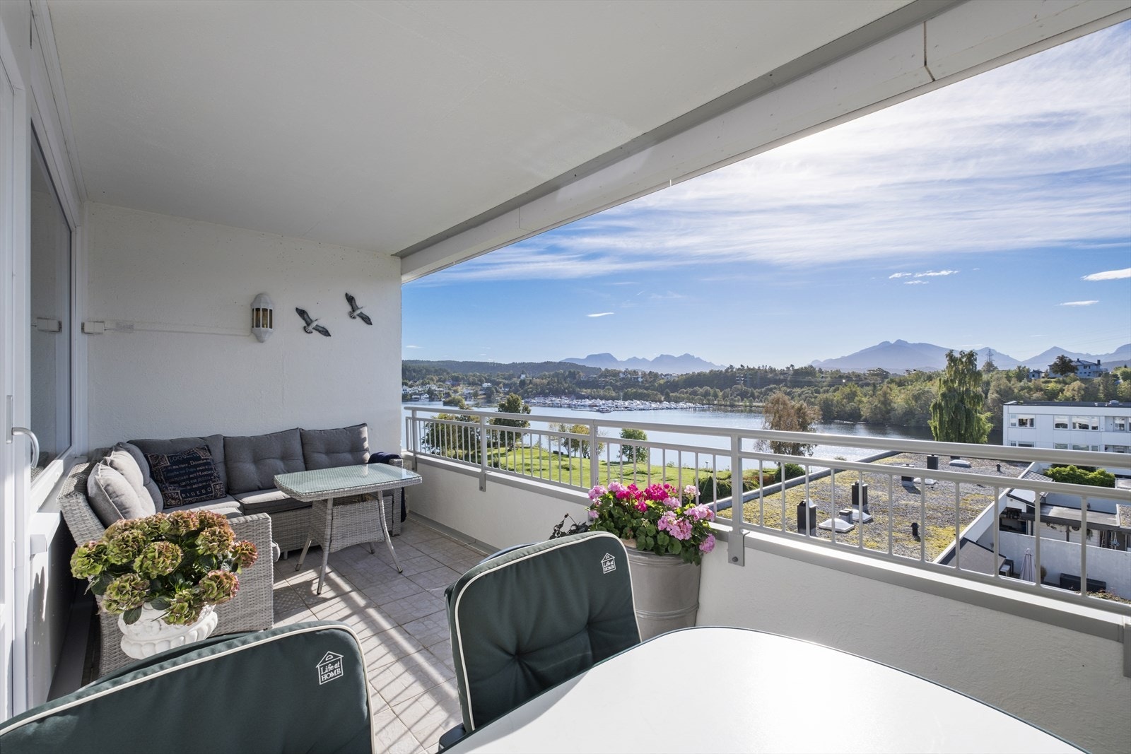 Sydvendt og romslig balkong. Galleribilde