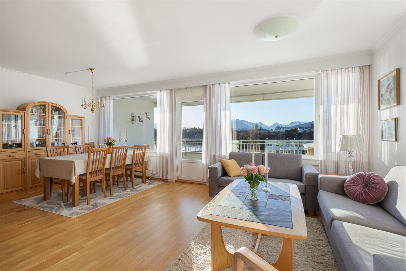 Stue/kjøkken har plass til flere sittegrupper og stort spisebord til større selskap. Galleribilde