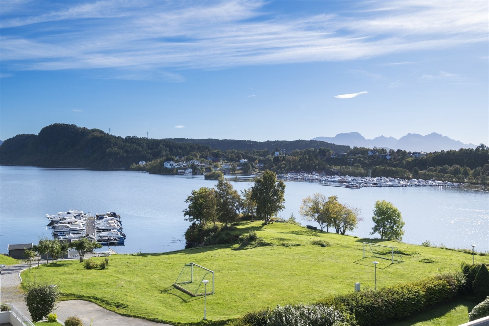 Unik nærhet til sjøen og nydelig utsikt. Galleribilde
