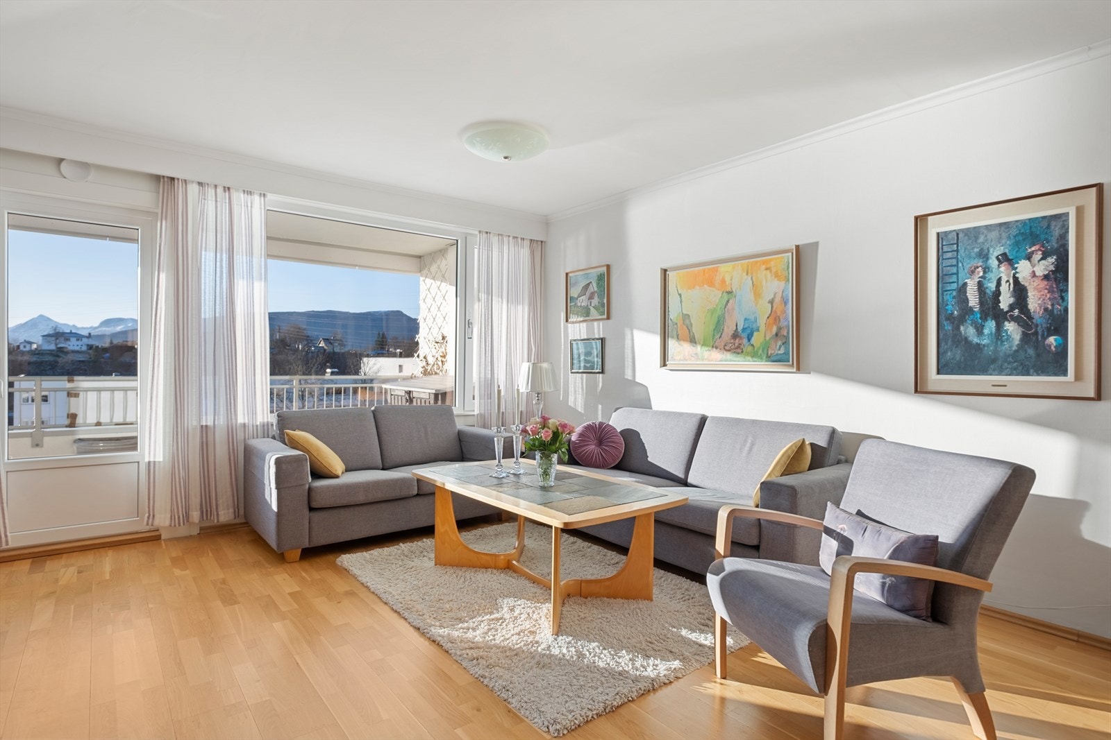 Lys og trivelig stue med storevindusflater og utg. til sydvendt balkong. Galleribilde