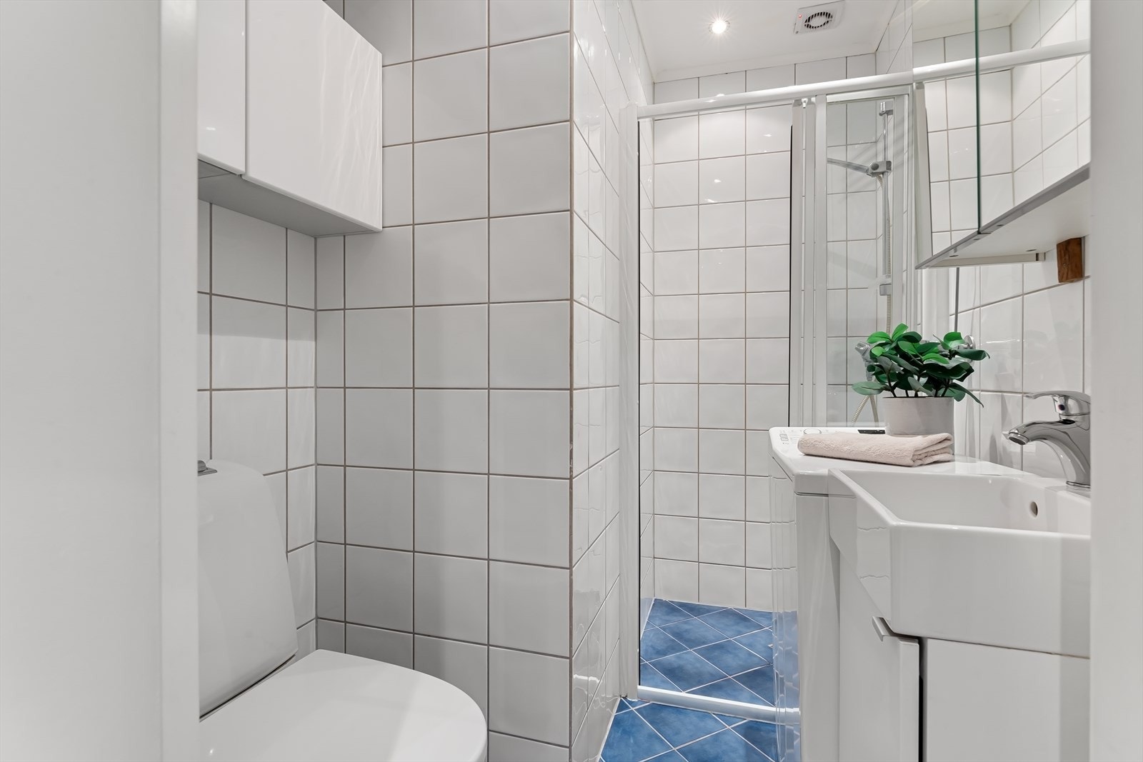 Flislagt bad med praktisk, separat dusjnisje. Varmekabler i gulv. Galleribilde