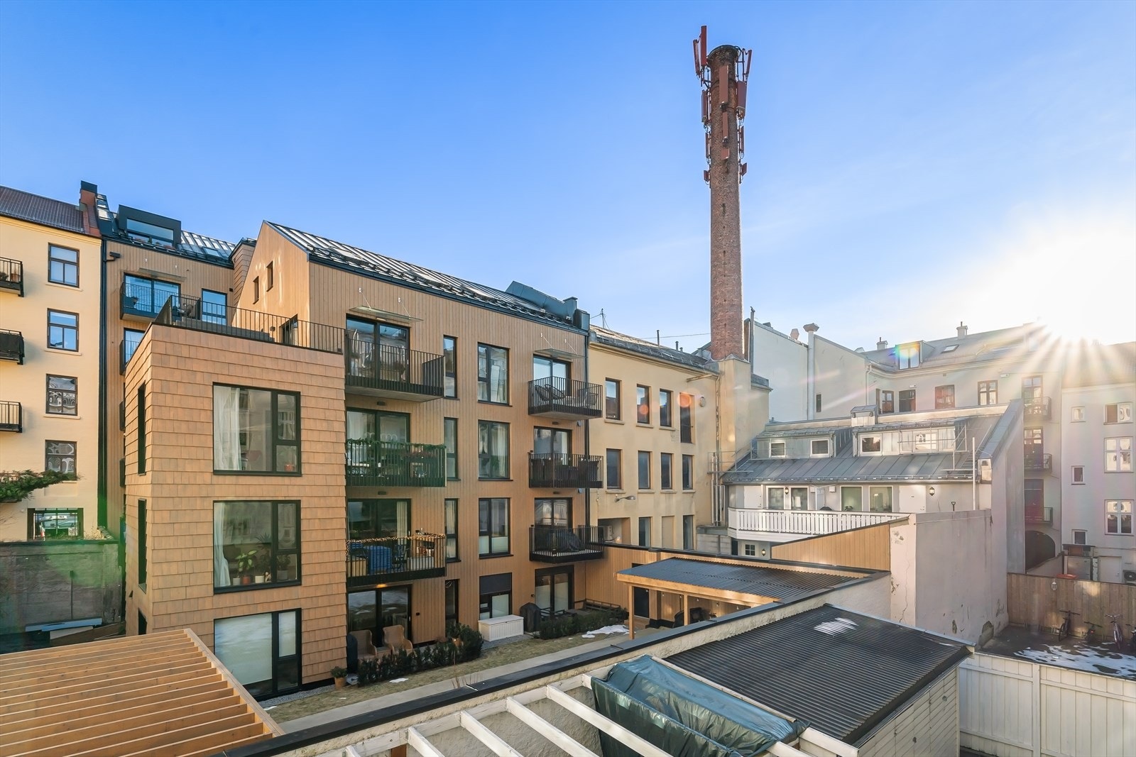 Balkong og begge soverom vender inn mot bakgård. Galleribilde