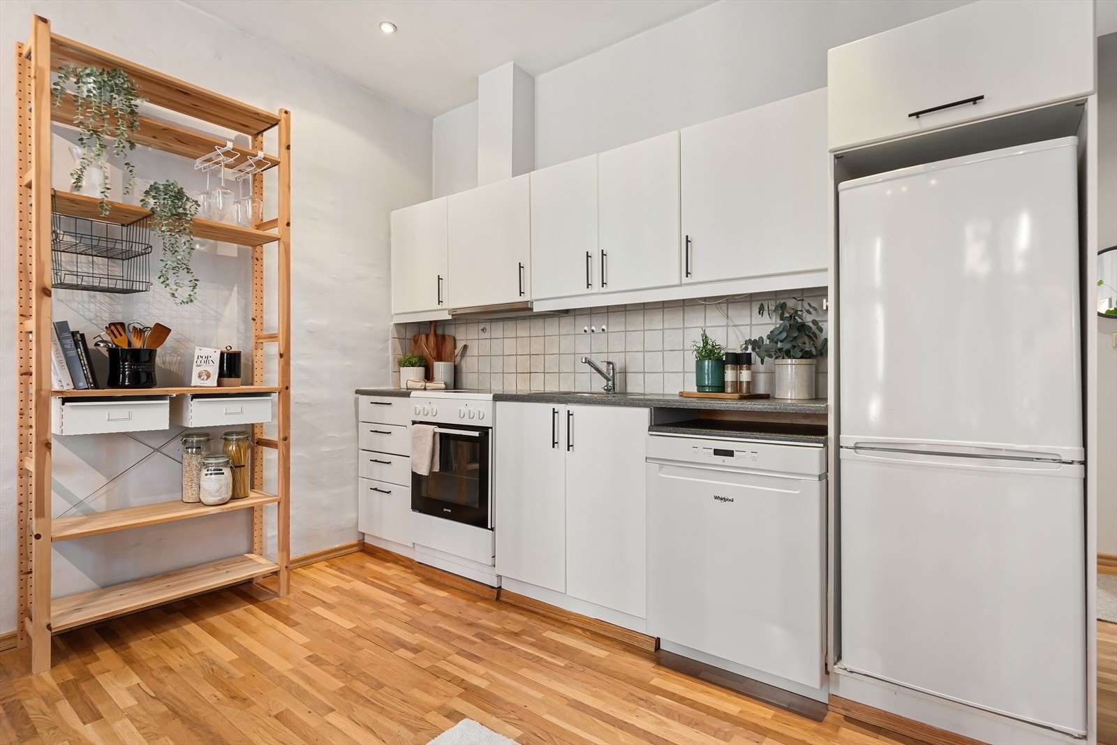 Det er montert avtrekksvifte, og det er opplegg for oppvaskmaskin på kjøkkenet. Flislagt mellom benkeplate og overskap. Galleribilde