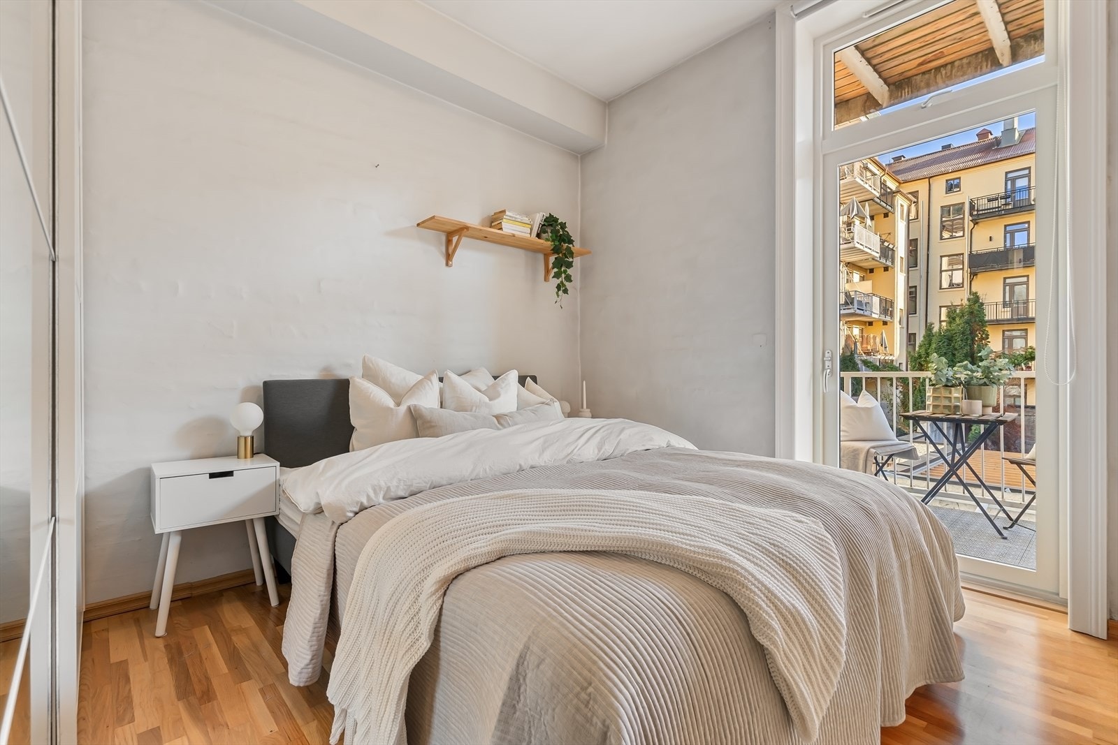 Boligens hovedsoverom har en svært luftig følelse. Galleribilde