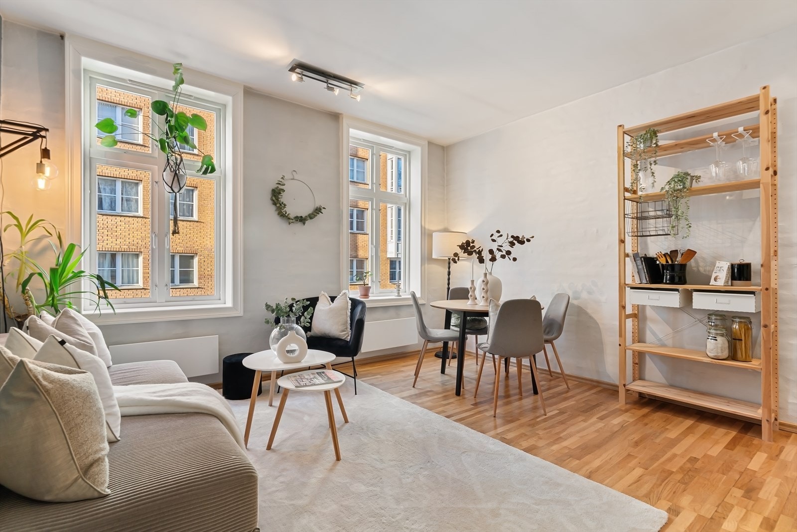 Gjennomgående 3-roms med imponerende takhøyde og dype vinduskarmer. Galleribilde