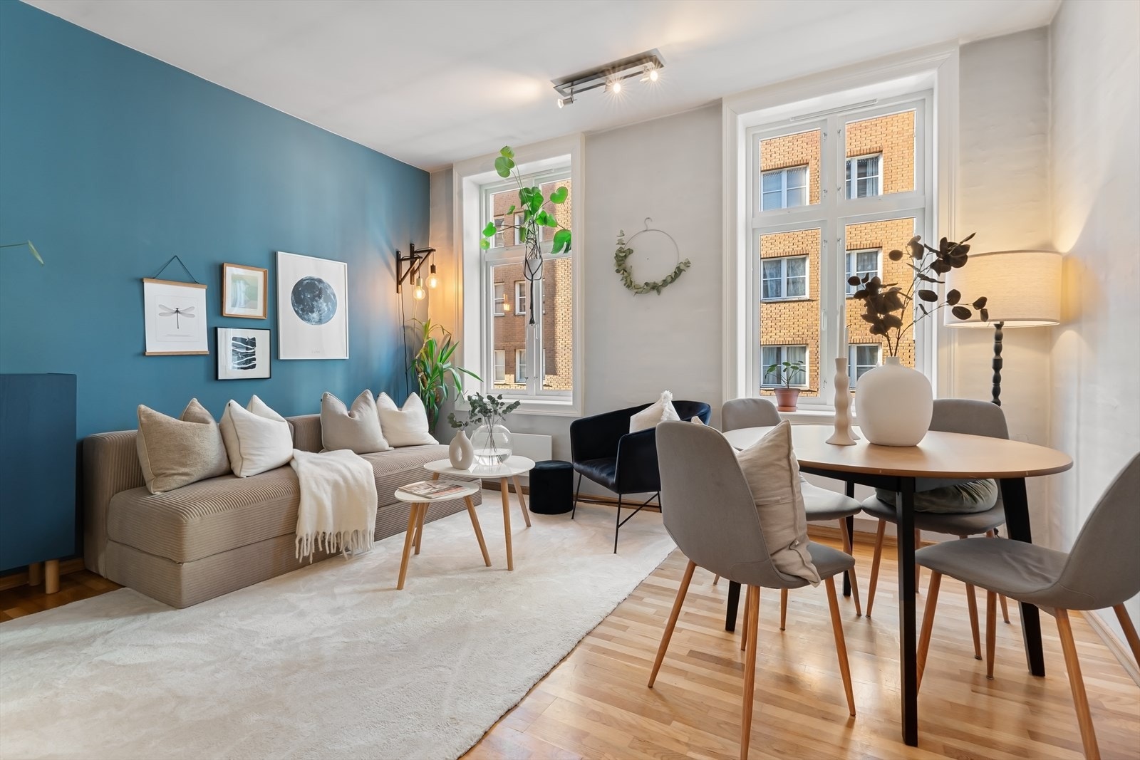 Stuen kan deles inn i flere gode soner, med god plass til både sofa og spisebord. Galleribilde