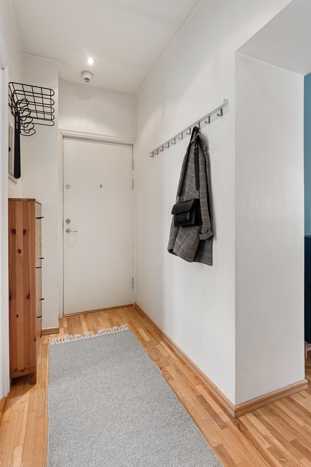 Velkommen inn! Her blir du møtt av en romslig entré med god plass til oppbevaring av yttertøy og sko. Galleribilde