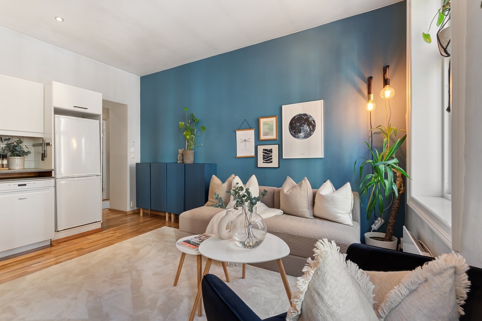 Stuen ligger i en åpen løsning med kjøkkenet - perfekt for sosiale sammenkomster! Galleribilde