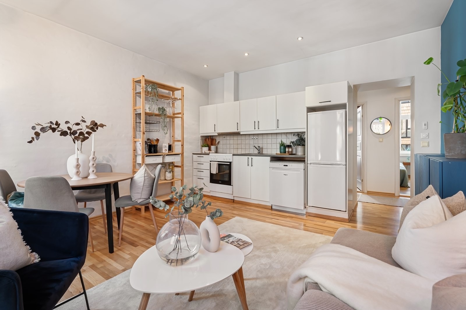 Godt med oppbevaringsplass på kjøkkenet. Eikeparkett på alle gulv i leiligheten. Galleribilde