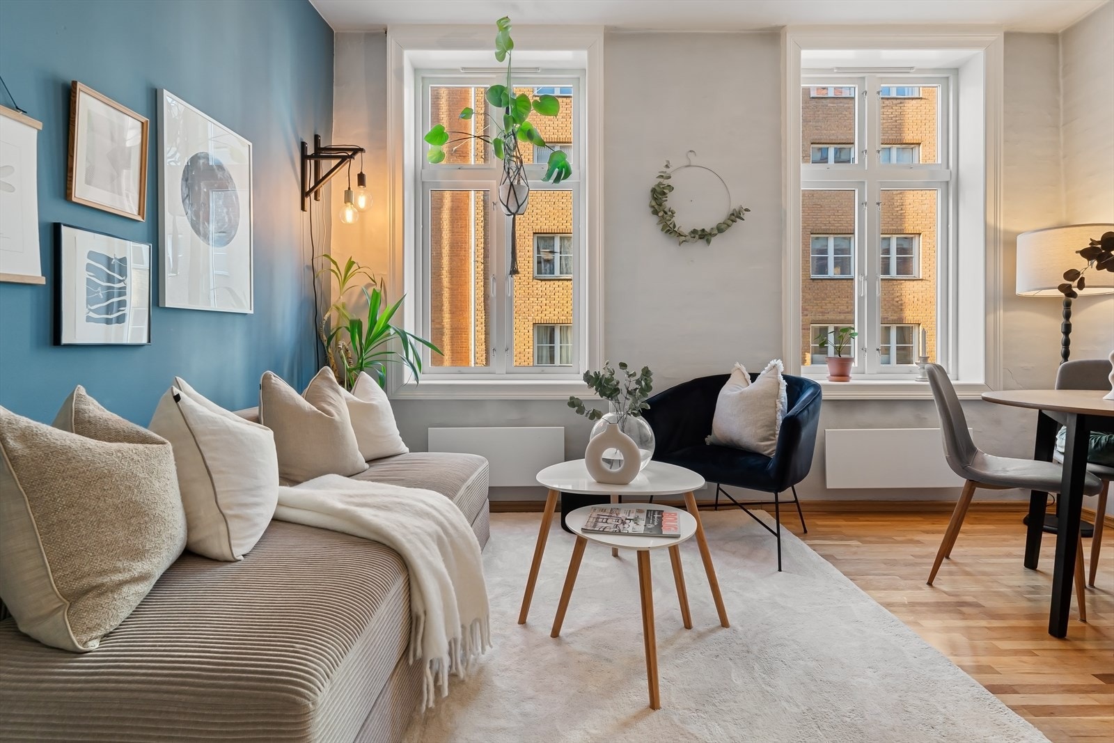 Romslig stue med høye vinduer og dype vinduskarmer skaper en luftig følelse. Galleribilde