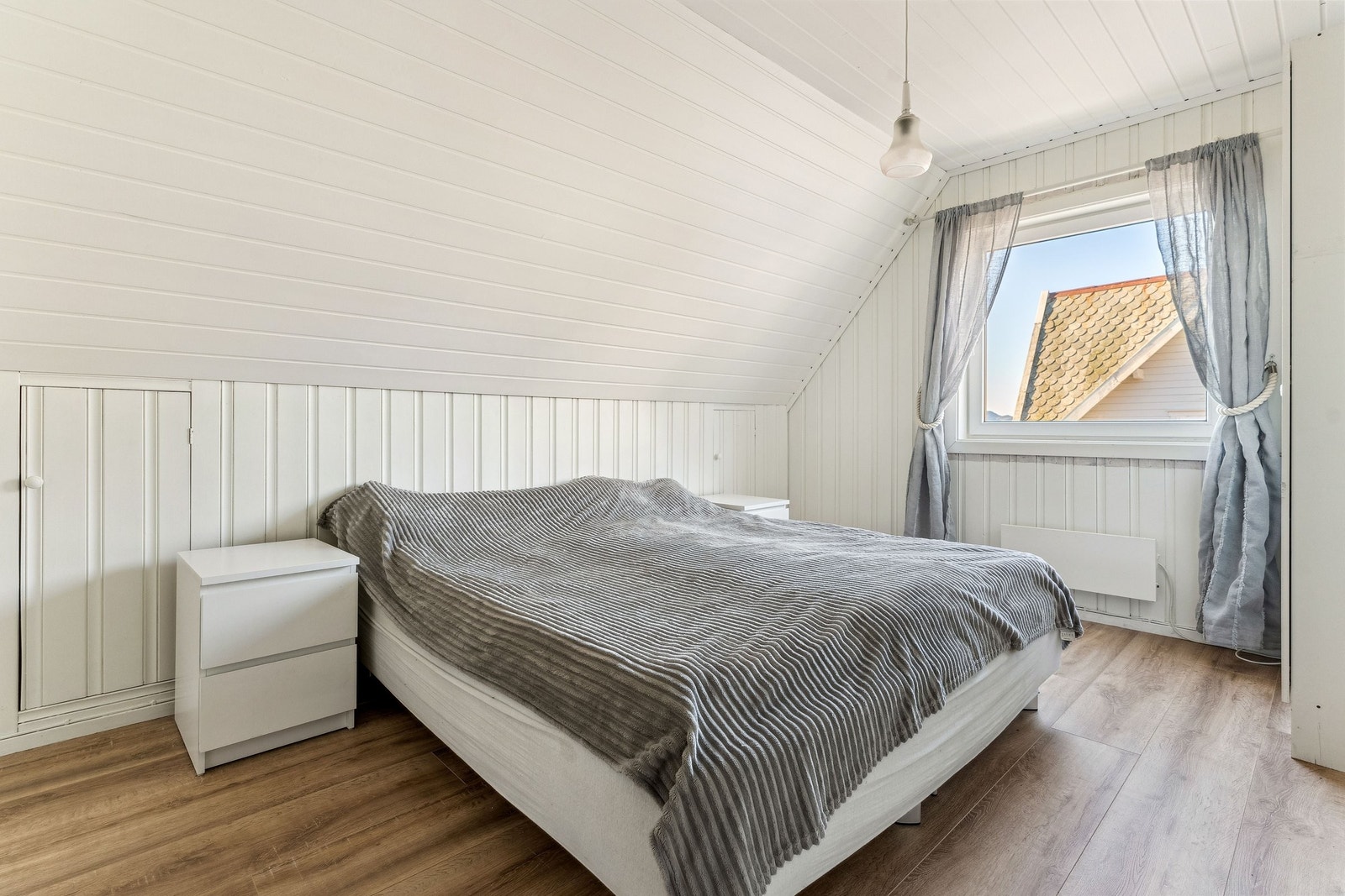 Hovedsoverom med god plass for seng og garderobe Galleribilde