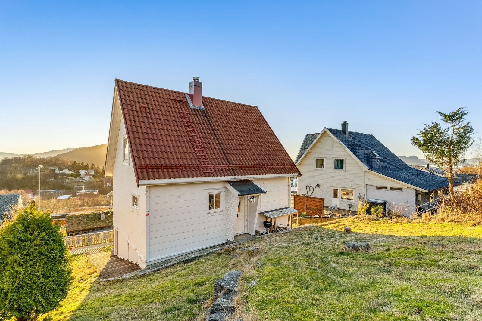 Hage og oppside av huset Galleribilde