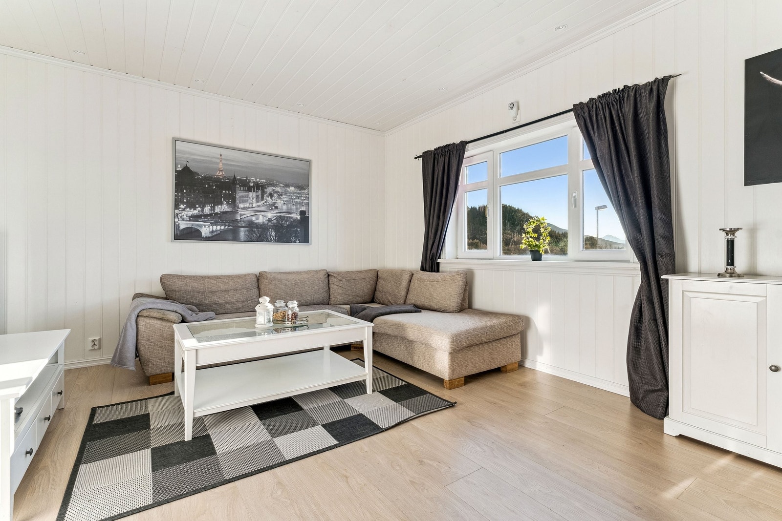 Stue med fantastisk utsikt og downlights i taket Galleribilde