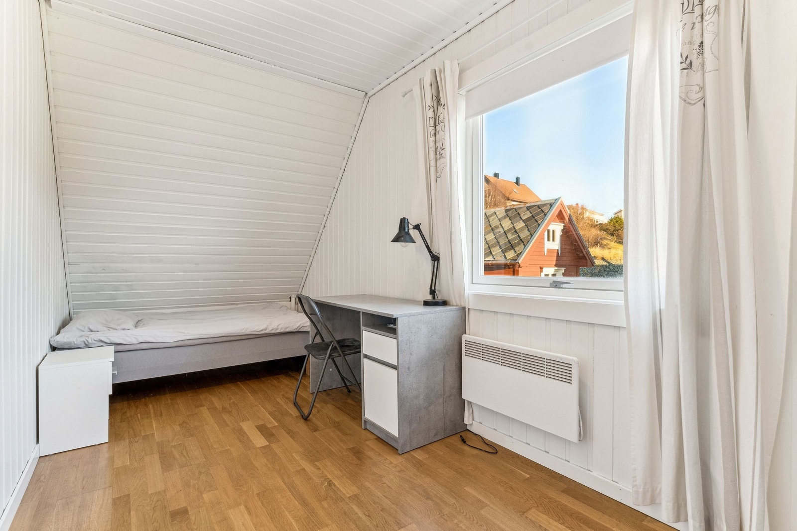 Soverom 2 - perfekt for en tenåring med pc! Galleribilde